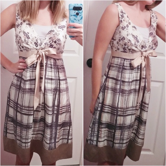 V-Neck Sleeveless patterned dress w/ Flowy Skirt - Picture 4 of 4